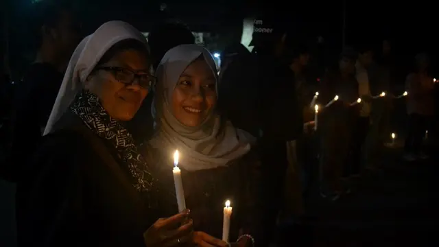 Lilin Perdamaian Menyala di Malang