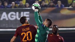 Duel pemain Roma, Federico Fazio (kiri) dan kiper Villareal, Sergio Asenjo (tengah) pada laga 32 besar Liga Eropa di Ceramica stadium, Villarreal, (16/2/2017). Roma menang 4-0. (AFP/Jose Jordan)