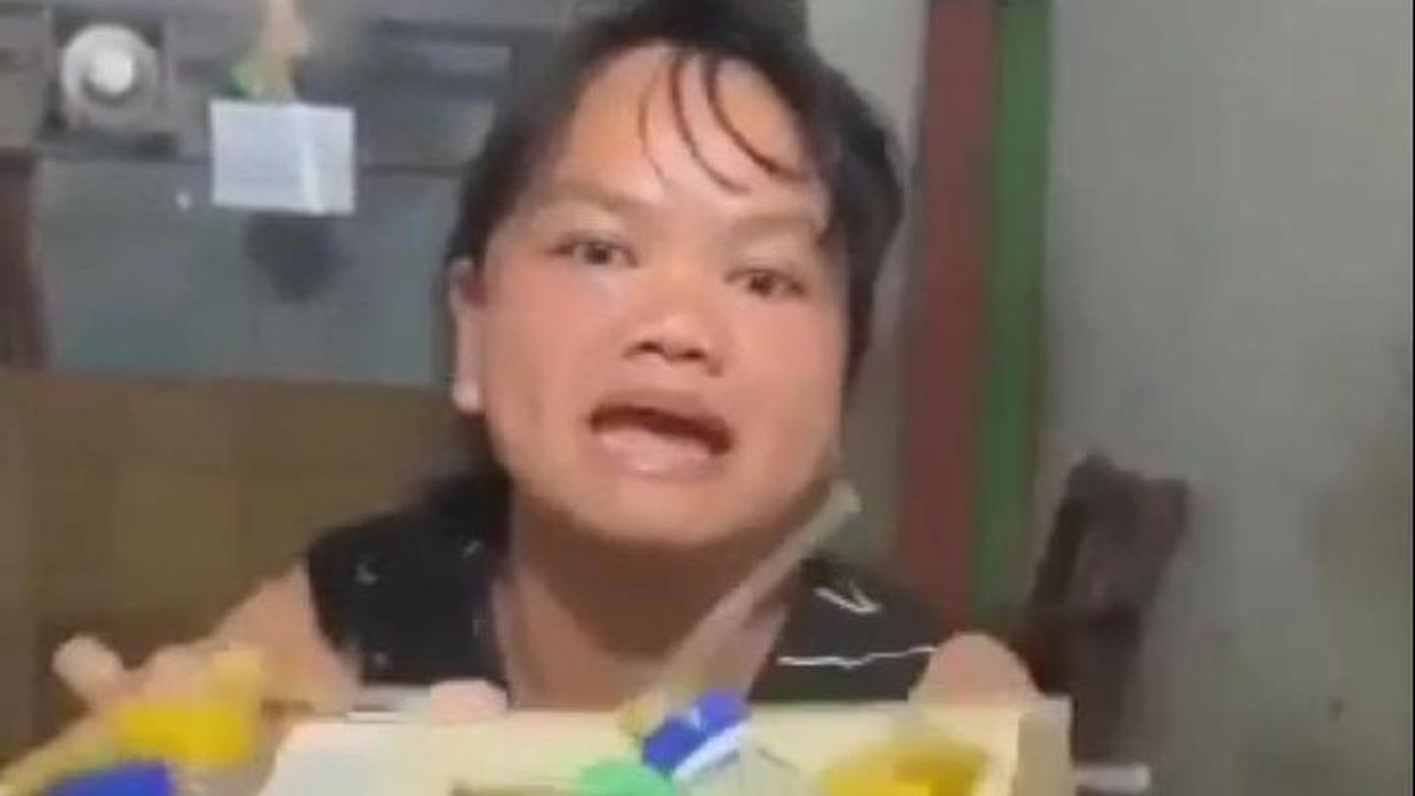 Viral video berdurasi 47 detik memperlihatkan ibu-ibu ngamuk melakukan penggerebekan basecamp narkoba di pucuk, Kelurahan Rawasari, Kecamatan Alam Barajo, Kota Jambi.