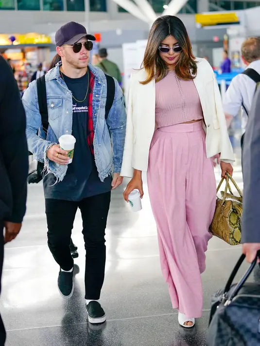 Meski sudah sering kencan, namun baik Nick Jonas maupun Priyanka Chopra masih belum mengonfirmasi hubungan mereka. (Getty Images/Cosmopolitan)