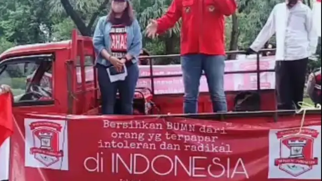 Pesinetron Sandy Tumiwa melakukan orasi di depan Gedung Kementerian BUMN (https://www.instagram.com/p/CZREk6qB-OD/)