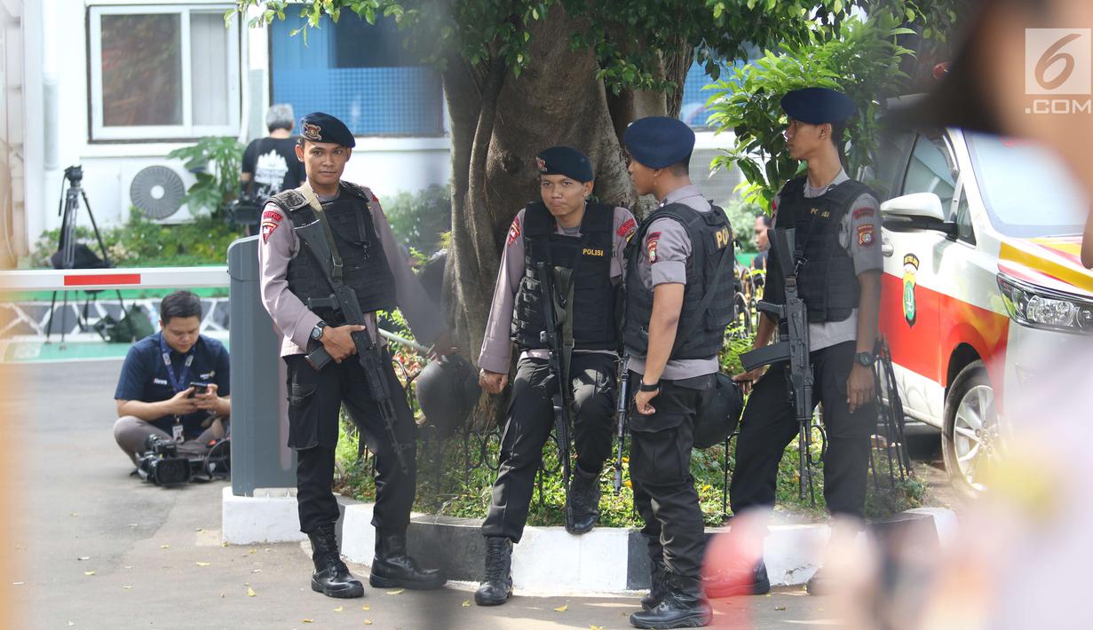 Personel polisi bersenjata laras panjang bersiaga di Pengadilan Negeri Jakarta Selatan pada sidang pembacaan vonis terdakwa terorisme Aman Abdurrahman, Jumat (22/6). Polisi mengerahkan 450 personel mengamankan jalannya sidang. (Liputan6.com/Angga Yuniar)