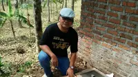 Dosen Arsitektur Institut Teknologi Sepuluh Nopember (ITS) Dr Vincentius Totok Noerwasito meneliti batu tanah padat mengingat kualitas bata merah yang semakin menurun di Indonesia. (Foto: Liputan6.com/Dian Kurniawan)