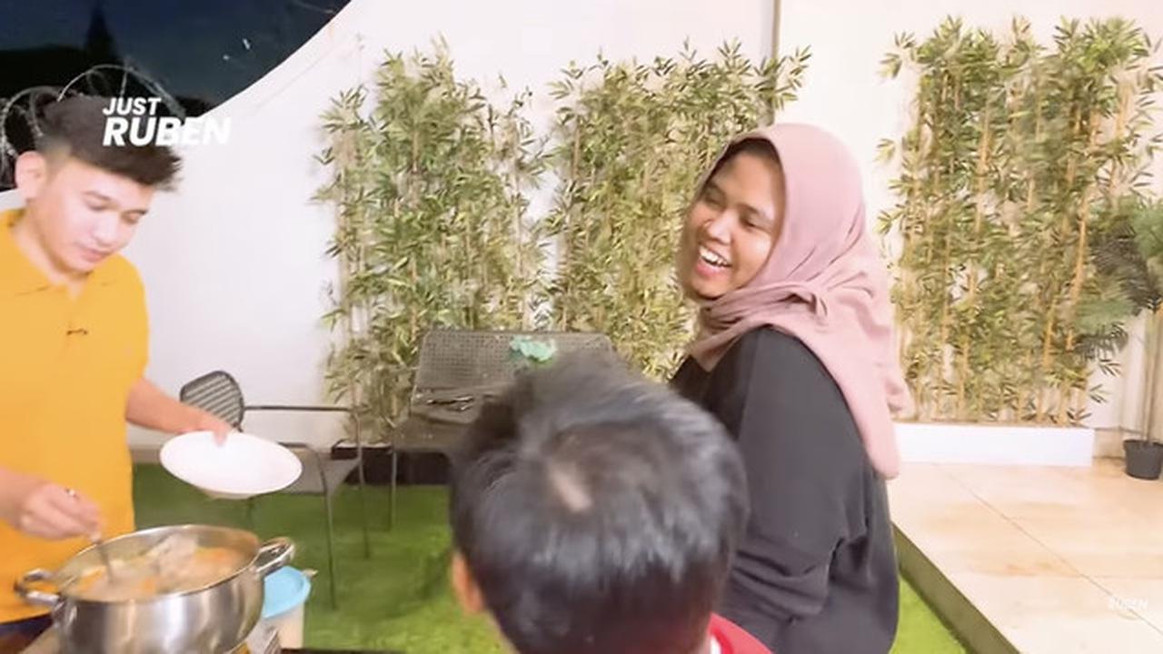 6 Potret Balkon Rumah Ruben Onsu Desain Semi Terbuka, Spot Favorit Kumpul Keluarga