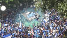 Ribuan masyarakat Bandung memadati jalan-jalan yang dilewati oleh konvoi juara Persib Bandung, Minggu (25/5/2025) pagi WIB. (Bola.com/M. Iqbal Ichsan)