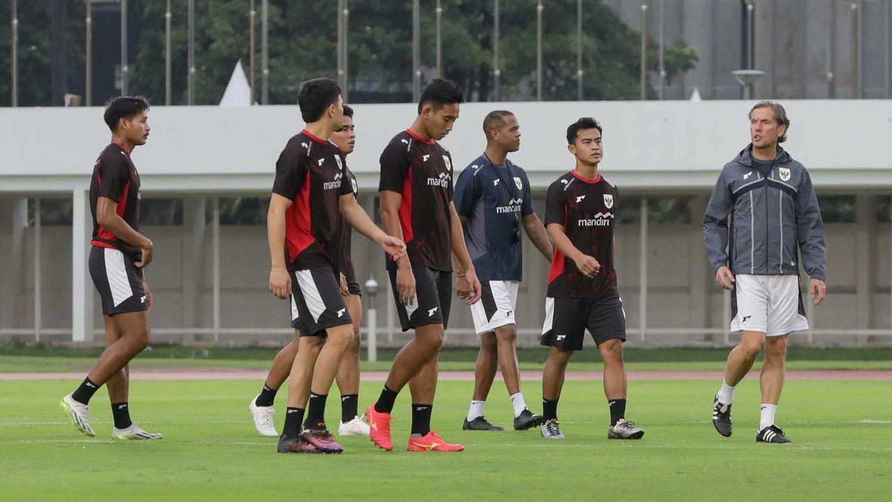 FOTO: Jelang Lawan Bahrain, Timnas Latihan di Stadion Madya Senayan