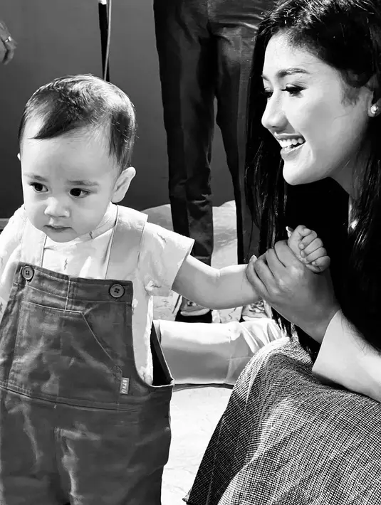 Ajak main Cipung, foto candid Cipung dan Erina Gudono seperti ibu momong anak kandungnya. Sosok yang hangat, penyayang dan disebut calon ibu yang baik, wanita dengan nama lengkap Erina Sofia Gudono ini memang sangat menyukai anak kecil. Cantik dan manis, netizen malah salah fokus dengan foto Erina yang hitam putih ini karena disebut mirip dengan Cut Syifa. (Liputan6.com/IG/@erinagudono)