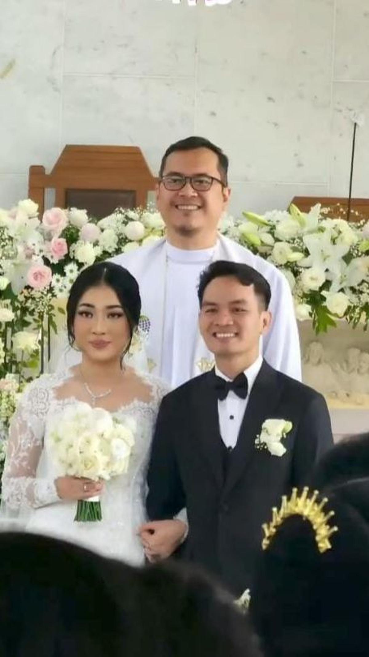 Usai pemberkatan, keduanya menggelar pesta pernikahan di Maria Convention Hall dengan nuansa emas dan hitam yang terlihat mewah.