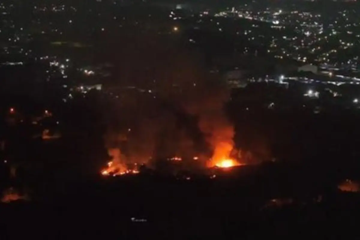 Kebakaran terjadi di Gudang Amunisi Artileri Medan (Armed) TNI di perbatasan antara Kota Bekasi, dan Kabupaten Bogor Jawa Barat, Sabtu malam (30/3/2024).