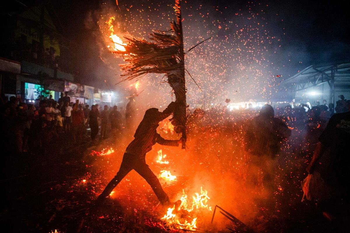 FOTO: Keseruan Tradisi Perang Obor Pikat Ribuan Warga di Jepara