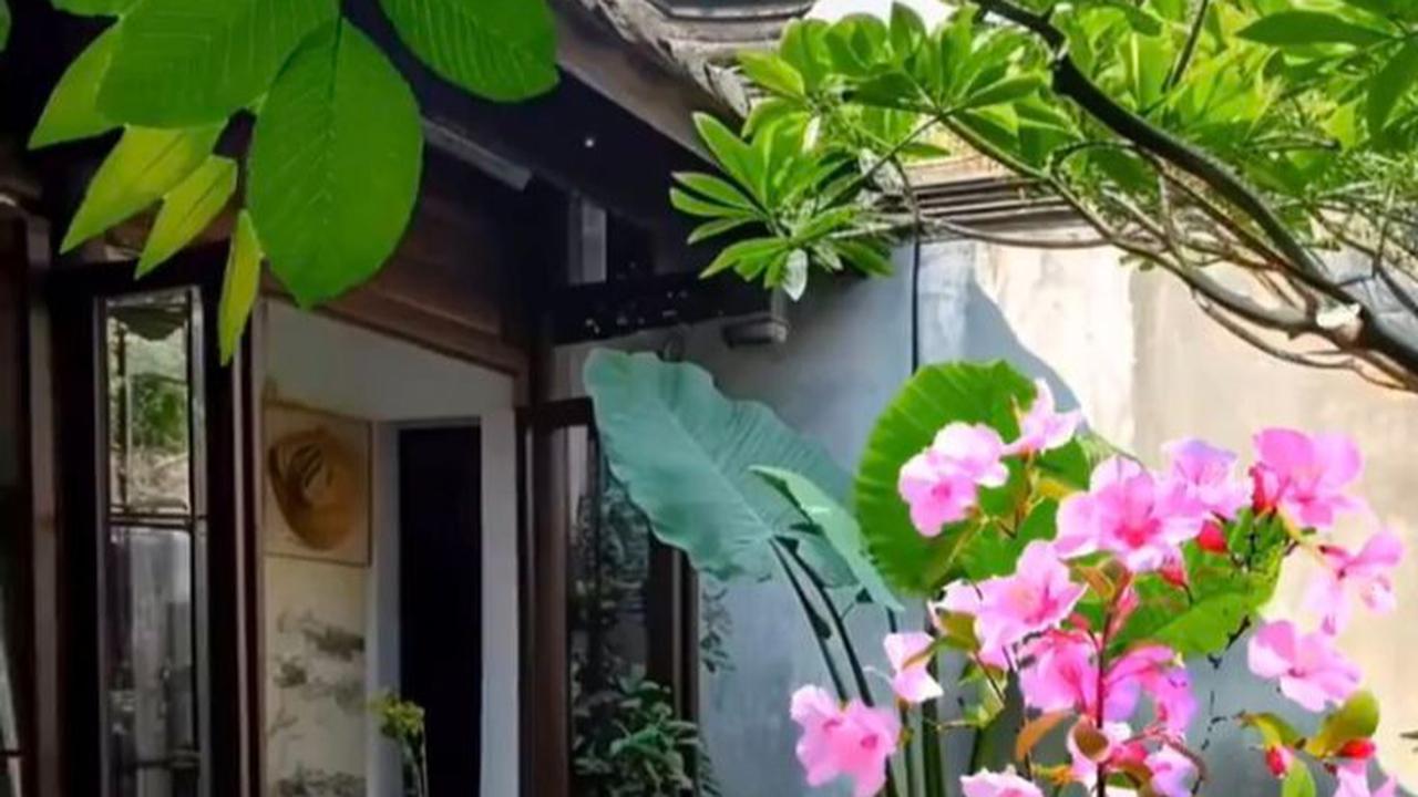 Dapur Terbuka Modern dengan Akses Taman dan Kolam