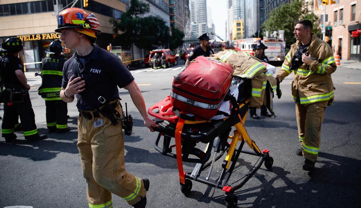 Insiden itu terjadi di lokasi konstruksi di 10th Avenue dan 41st Street, di mana petugas pemadam menanggapi laporan darurat kebakaran yang terjadi sebelum ledakan crane yang runtuh. (Kena Betancur / AFP)