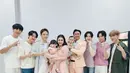 Felicya Angelista sebagai founder produk skincare Indonesia yang menjadikan EXO sebagai brand ambassador berfoto bersama di belakang panggung. (Foto: Instagram/ felicyangelista_)