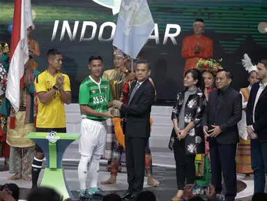 Pemain Bhayangkara FC memberikan simbolik piala Liga 1 Gojek Trevaloka kepada Dirut LIB Berlinton Siahaan saat launching Kompetisi Gojek Traveloka Liga 1 2018 di Studio 5 Indosiar, Jakarta, Senin (19/3). (Liputan6.com/Faizal Fanani)