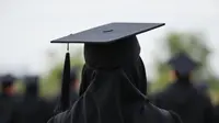 Terjang Rintangan Mobilitas, Mahasiswa Difabel Ini Berhasil Lulus S2 dengan Predikat Cumlaude. Foto dibuat oleh AI.