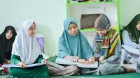 Sejumlah santri tunanetra di Yayasan Raudlatul Makfufin dapat bantuan Alquran dan buku braile. (Istimewa)