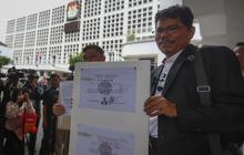 FOTO: Bonatua Silalahi Tunjukkan Salinan Ijazah Joko Widodo Tanpa Sensor di KPU RI