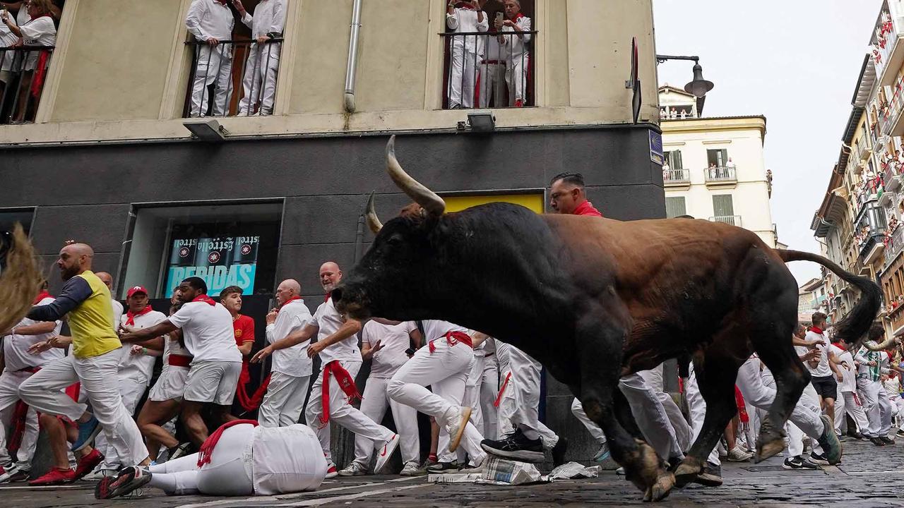 FOTO: Kengerian Festival Lari Banteng di Spanyol: Enam Peserta Dilarikan ke Rumah Sakit