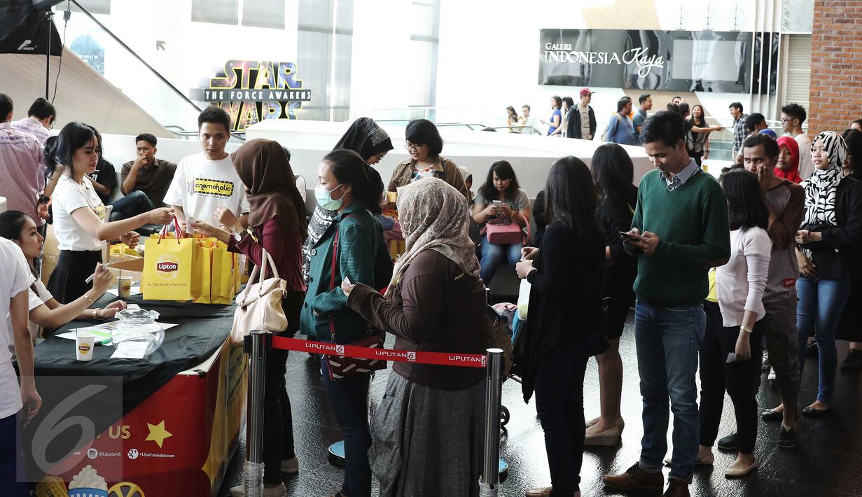 Sejumlah peserta mengantri untuk mendapatkan tiket di Blitz Megaplek, Jakarta, Sabtu (9/1/2016). Cinemaholic dan Lipton menggelar nonton bareng film Alvin and The Chipmunk. (Liputan6.com/Angga Yuniar)