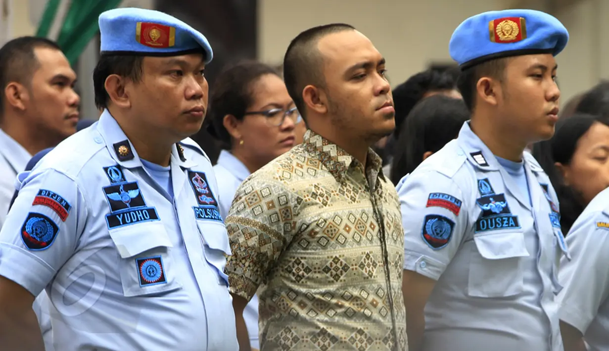 Dedi Romadi (tengah), petugas LP Banceuy, Bandung, yang terlibat peredaran narkoba di penjara saat mengikuti Upacara pemecatan/pemberhentian, di Lapangan Kantor Kemenkumham, Jakarta, Senin (1/6/2015). (Liputan6.com/Johan Tallo) 