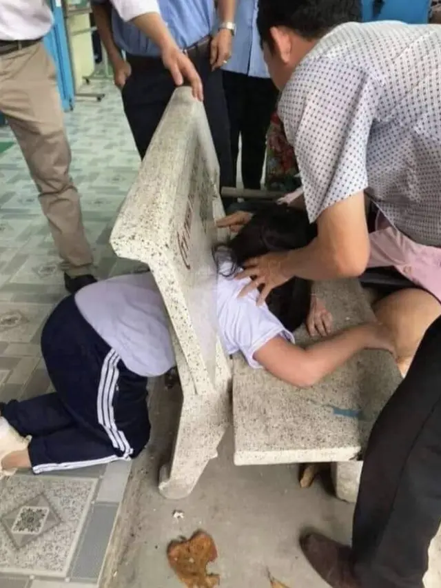 5 Momen Apes Bocah Tersangkut Ini Rasanya Ingin Ikut Tolong