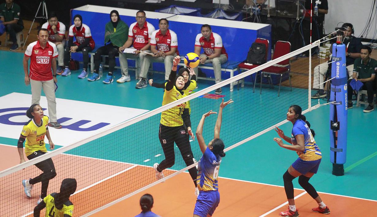 <p>Pemain timnas bola voli putri Indonesia, Agustin Wulandhari melepaskan spike yang berusaha diblok pemain India, Jini Kovat Shaji pada laga Grup E Babak 8 Besar Kejuaraan Bola Voli Putri AVC Challenge Cup 2023 di GOR Tri Dharma, Gresik, Jawa Timur, Jumat (23/6/2023). Indonesia menang 3-0 atas India (25-21, 25-15, 25-16) dan memastikan lolos ke semifinal sebagai juara Grup E. (Dok. PBVSI)</p>