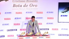 Penyerang Real Madrid, Cristiano Ronaldo berpose di depan empat sepatu emas miliknya di Madrid, Spanyol, Selasa (13/10). Ronaldo kembali menerima Golden Boot dan merupakan gelar keempat bagi dirinya setelah mencetak 48 gol. (AFP PHOTO/JAVIER Soriano)
