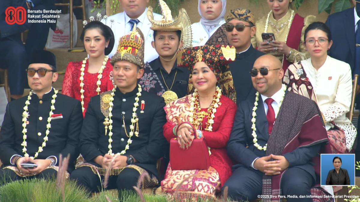 Titiek Soeharto Pakai Kain Penuh Doa Saat Hadiri Upacara HUT ke-80 RI di Istana Merdeka