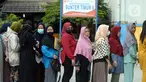Warga antre untuk mendapatkan Bantuan Pangan Cadangan Beras Pemerintah di Gudang Bulog, Jakarta, Senin (11/9/2023). Bantuan pangan cadangan tahap kedua ini berupa beras 10 kilogram. (merdeka.com/Imam Buhori)