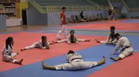 Tim Poomsae Taekwondo Indonesia tengah berlatih di GOR POPKI, Cibubur pada Selasa (25/7/2017) sore. Latihan ini sebagai salah satu persiapan jelang SEA Games di Kuala Lumpur. (Liputan6.com/Gempur M Surya)