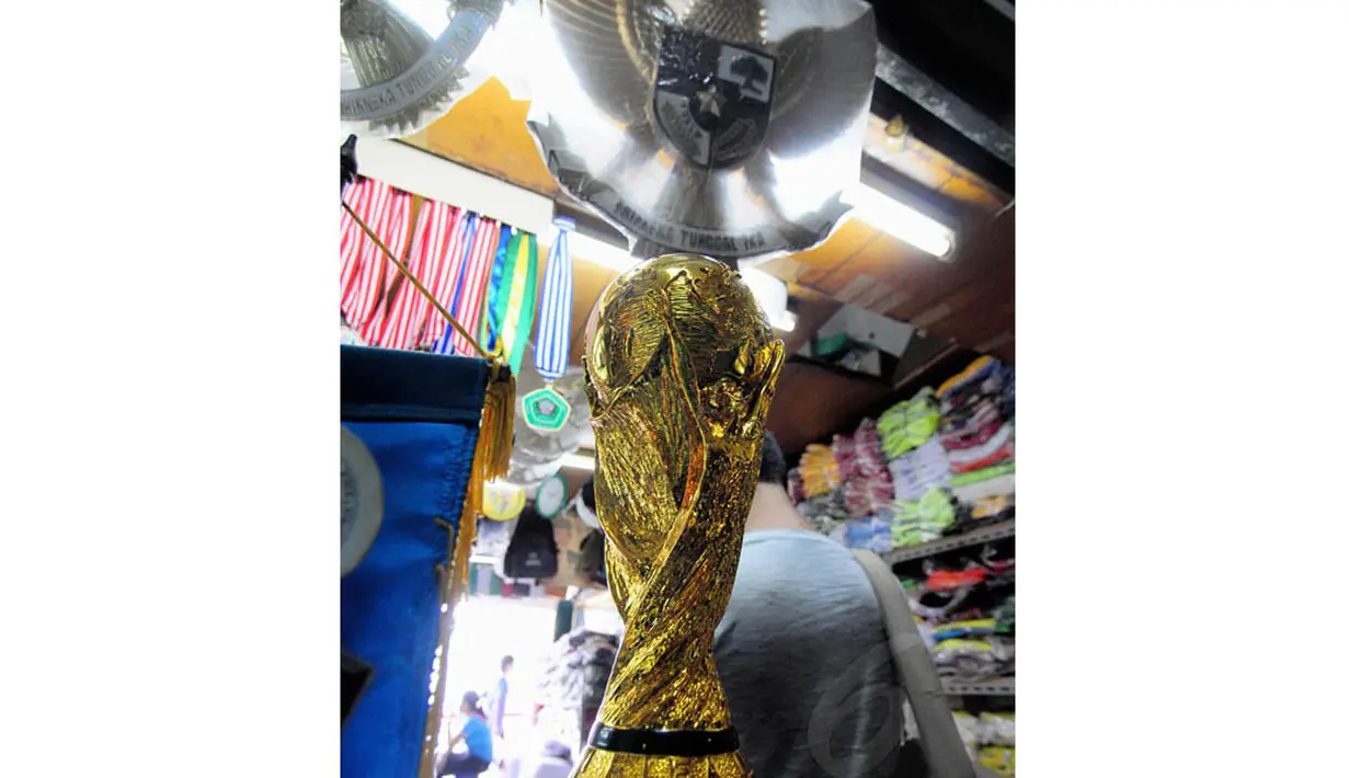 Piala Dunia 2014 membuat permintaan piala ataupun suvenir replika Piala Dunia meningkat hingga 20 persen dari bulan sebelumnya, Jakarta, Selasa (24/6/14). (Liputan6.com/Faizal Fanani)