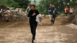 Warga tampak berlarian menyelamatkan diri beberapa saat setelah gempa mengguncang China, Minggu (3/8/14). (REUTERS/China Daily)