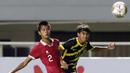 Pemain Timnas U-17 Indonesia, Rizdjar Nurviat Subagja (kiri) berebut bola dengan M Zainurhakimi Zain (Malaysia U-17) pada laga terakhir Kualifikasi Grup B Piala Asia U-17 2023 di Stadion Pakansari, Kab. Bogor, Jawa Barat, Minggu (9/10/2022). Timnas U-17 Indonesia finis di peringkat kedua klasemen Kualifikasi Piala Asia U-17 2023 usai menelan kekalahan 1-5 pada laga terakhir Grup B kontra Malaysia. (Liputan6.com/Helmi Fithriansyah)