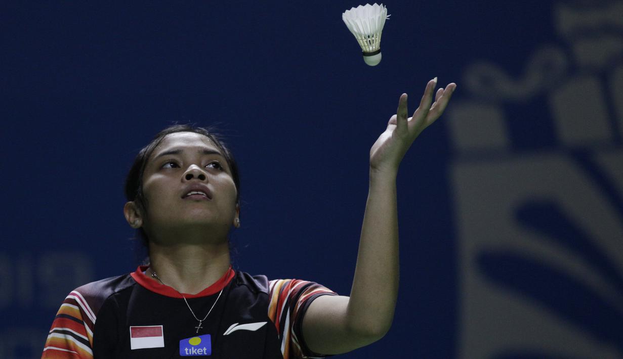 Tunggal putri Indonesia, Gregoria Mariska, berusaha mengembalikan kok saat melawan Pornpawee Chochuwong, pada Blibli Indonesia Open 2019 di Istora Senayan, Jakarta, Selasa (16/7). Gregoria menang 21-10 dan 21-8. (Bola.com/Vitalis Yogi Trisna)