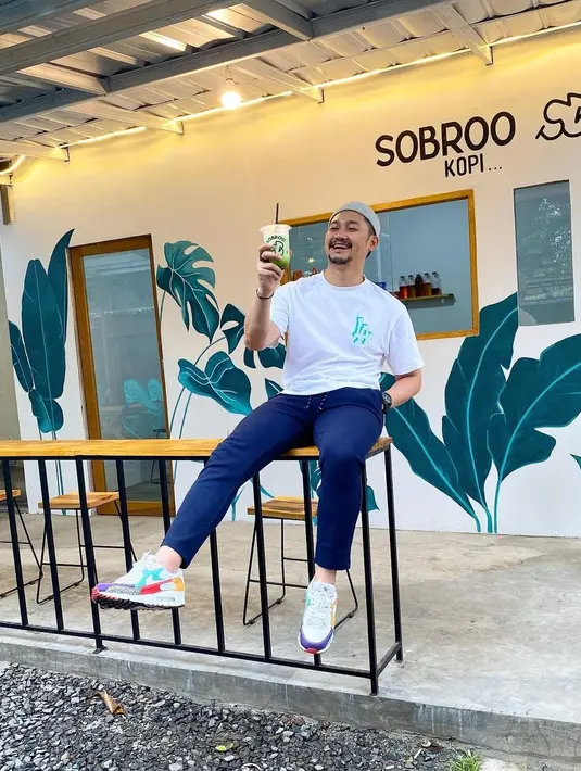 Ya, Angga Wijaya sendiri sudah meluncurkan brand kopi sekaligus cafe yang berbasis di Jakarta. Pria 35 tahun itu pun cukup sering mempromosikan bisnisnya. (FOTO: instagram.com/anggawijaya88)