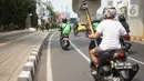 Kendaraan melintasi jalur sepeda di Jalan Fatmawati Raya, Jakarta Selatan, Kamis (21/11/2019). Mulai 20 November 2019, penindakan atau tilang diberlakukan kepada para penerobos jalur sepeda di Jakarta. (Liputan6.com/Immanuel Antonius)