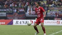 4. Rezaldi Hehanusa - Penampilan Rezaldi bersama Persija kian matang musim ini. Bek berumur 24 tahun ini pernah dianugerahi pemain muda terbaik di Liga 1. Selain bertahan, Rezaldi juga mahir membantu serangan serta memiliki umpan silang yang akurat. (Bola.com/Yoppy Renato)