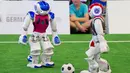 Robot tim 'Nomadz' dari Swiss (kaos merah) berusaha menghadang robot tim 'Hulk' dari Jerman saat saat pertandingan Liga Platform Standar di RoboCup GermanOpen 2018, Magdeburg, Jerman (28/4). Acara ini diikuti oleh 16 negara. (AP/Jens Meyer)