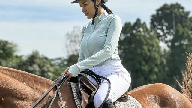 Nikita Mirzani saat berkuda, sumber Instagram: @nikitamirzanimawardi_172