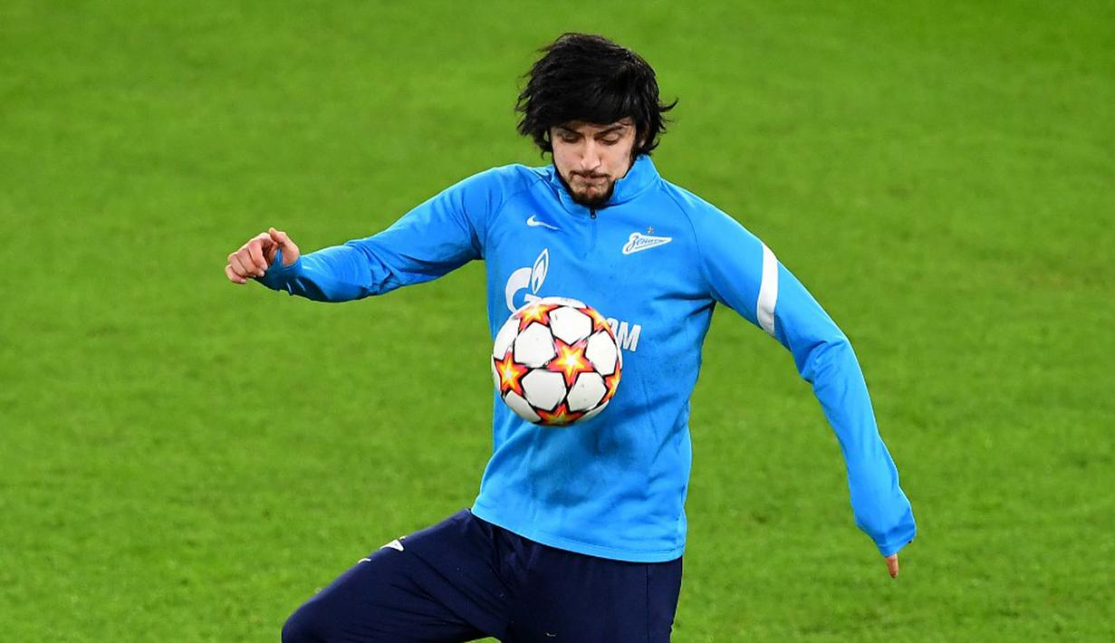 Pemain Zenit St. Petersburg Sardar Azmoun menghadiri sesi latihan jelang menghadapi Juventus pada pertandingan sepak bola Liga Champions di Stadion Juventus, Turin, Italia, 1 November 2021. (Isabella BONOTTO/AFP)