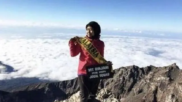 Unggahan foto Siti Nur Iesmawida Ismail saat mencapai puncak Gunung Rinjani (Facebook/Siti Nur Iesmawida Ismail)