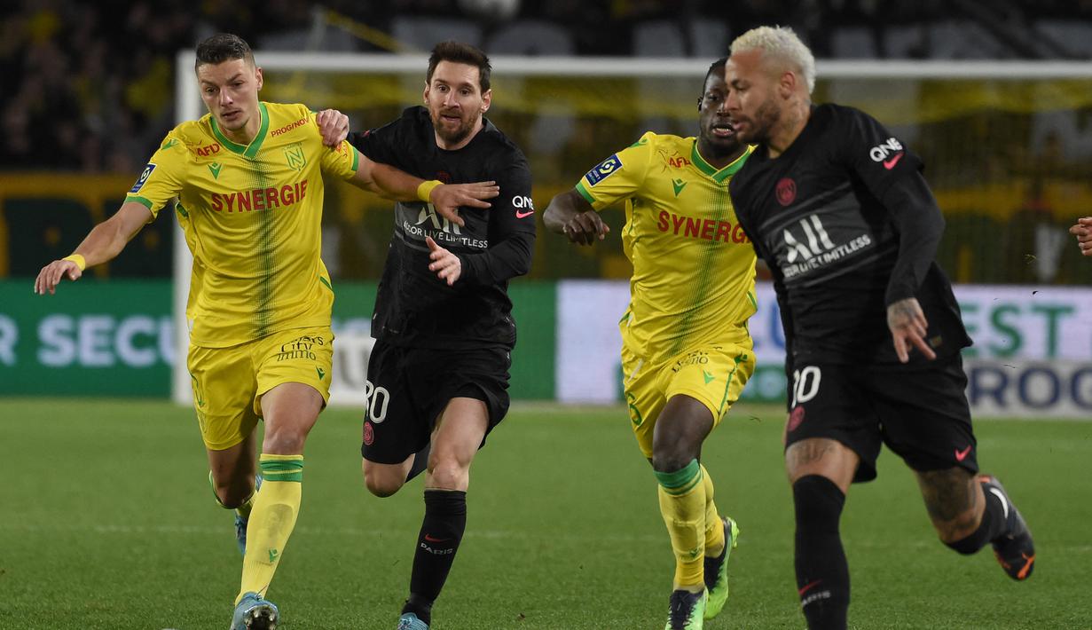 Di sisa laga, PSG memborbardir Nantes dengan mengirim hampir seluruh pemainnya ke wilayah pertahanan tuan rumah. Namun, berkat kedisiplinan para pemain Nantes, skor 3-1 tidak berubah hingga laga usai. Meski kalah, PSG masih nyaman di puncak klasemen dengan 59 poin. (AFP/Sebastien Salom-Gomis)