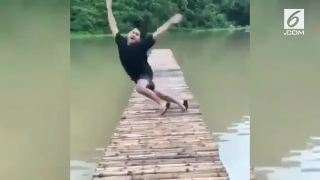 Seorang pria terekam sedang berjalan ala model catwalk. Namun, ia justru jatuh kedalam danau yang ada di sebelahnya.