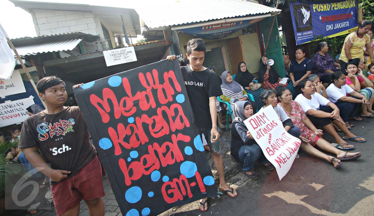 Warga Jalan Lauser, RT 08/08, Kebayoran Baru, Jakarta, menjaga ketat pintu masuk permukiman mereka, Senin (9/5). Penjagaan dilakukan lantaran hari ini diisukan akan ada penyampaian SP-2 terkait penggusuran di lokasi itu. (Liputan6.com/Immanuel Antonius)