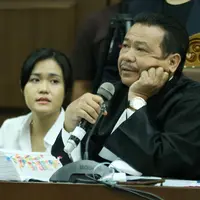 Paper bag yang ditaruh Jessica di atas meja masih menjadi pembahasan yang serius dalam sidang ke-22 hari ini. (Bintang.com/Galih W satria)