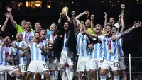 Para pemain Argentina merayakan keberhasilan memenangi gelar juara Piala Dunia 2022 setelah mengalahkan Prancis melalui adu tendangan penalti dalam laga final Piala Dunia 2022 di Lusail Stadium, Lusail, Qatar, Minggu (18/12/2022) malam WIB. (AP Photo/Manu Fernandez)