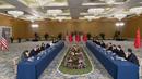 Suasana pertemuan Presiden AS Joe Biden dan Presiden China Xi Jinping sebelum pertemuan di sela-sela KTT G20 di Nusa Dua, di Bali, Senin (14/11/2022). Pertemuan Biden dan Xi ini digelar menjelang KTT G20 yang dijadwalkan pada 15-16 November di Bali. (AP/Alex Brandon)