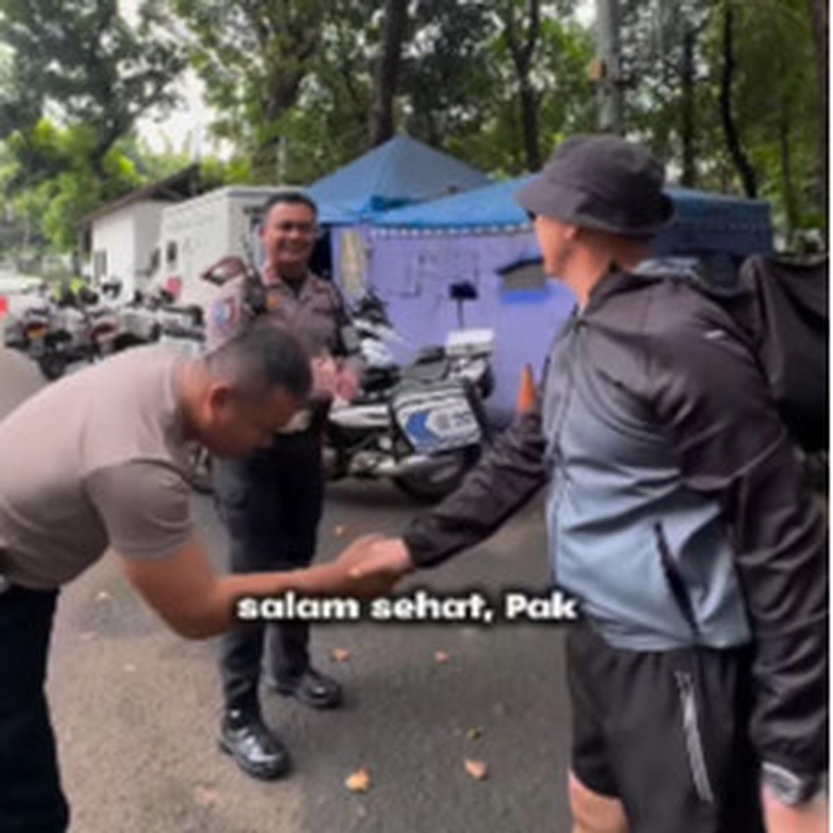 Momen Jenderal Polisi Jogging Pagi, Bertemu Junior Langsung Beri Hadiah