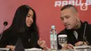 Sabreena Dressler (kiri) bersama Radja Nainggolan. (Liputan6.com/Helmi Fithriansyah)