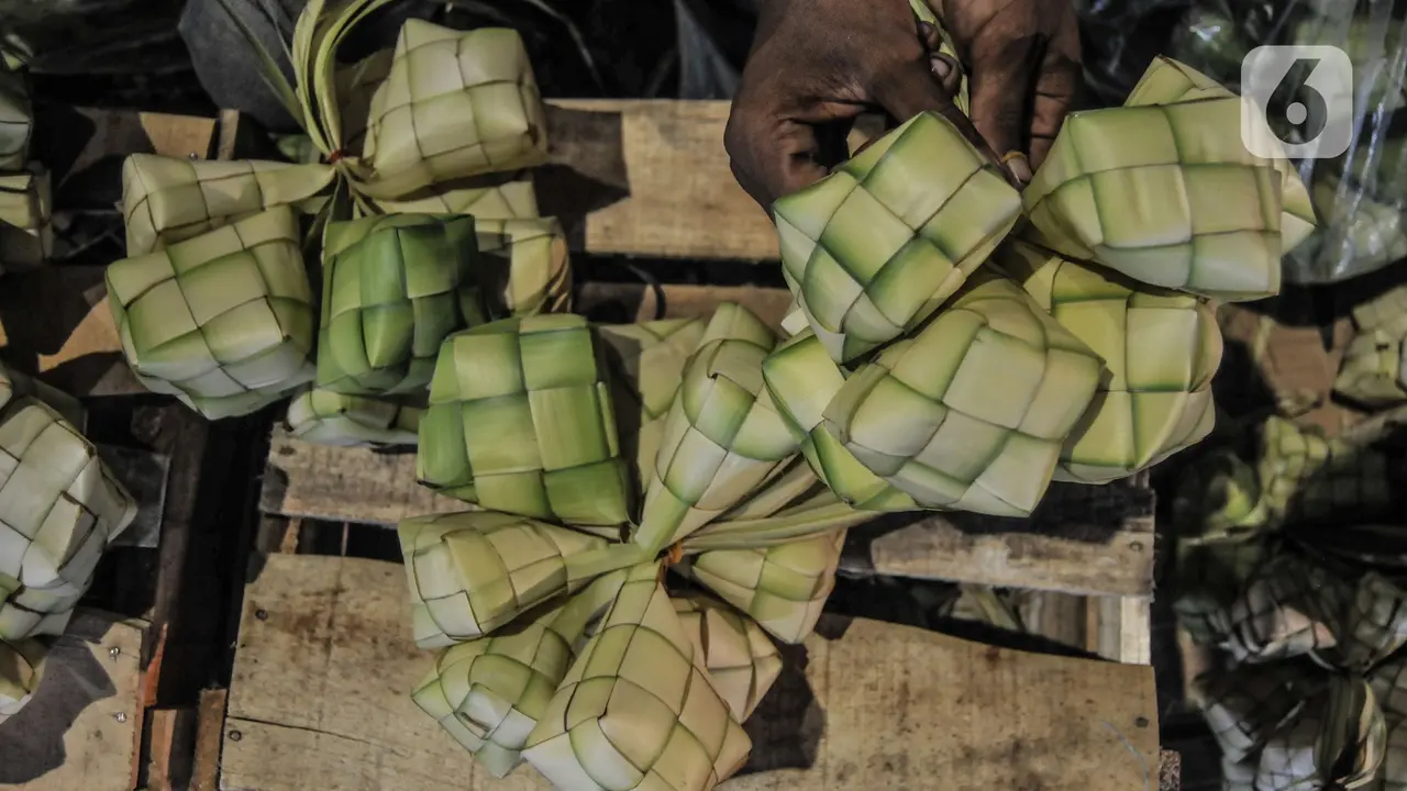 Layu Penjualan Ketupat Akibat Covid-19